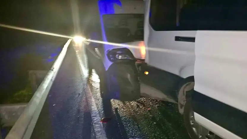 İşçi servisine kamyonet çarptı