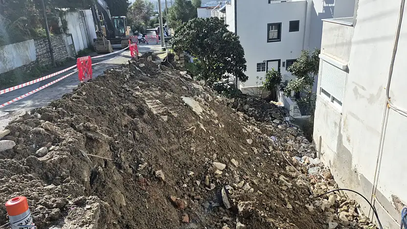 İstinat duvarı çöktü yol trafiğe kapatıldı