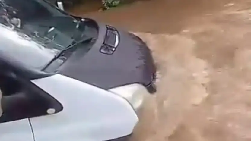 Kamyonet dere ortasında mahsur kaldı