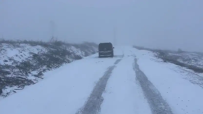 Kar yağışı nedeniyle araçlar mahsur kaldı