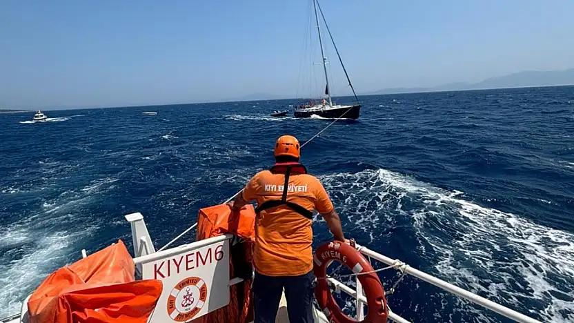 Karaada açıklarında sürüklenen tekne kurtarıldı