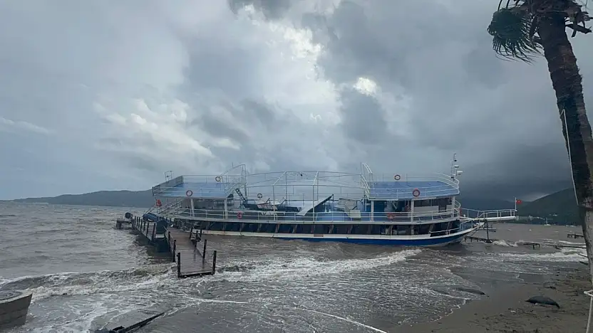 Karaya oturan tekne için kurtarma çalışmaları başladı