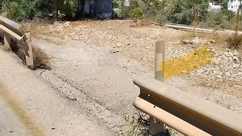 Karayolu bariyerini söküp araziye giriş yaptı !