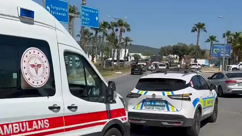 Kavşakta Ani Manevra Kazaya Yol Açtı, Sürücü Hastaneye Kaldırıldı