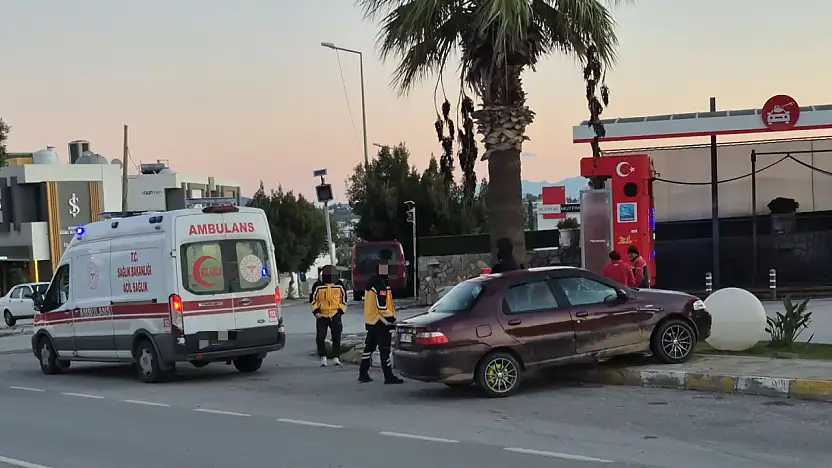 Kontrolden çıkan araç kaldırıma çıktı