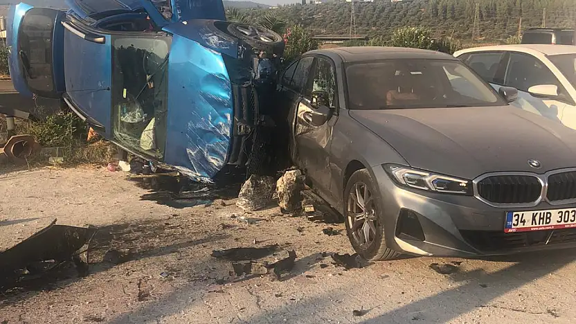 Kontrolden çıkan araç yol kenarındaki araçlara çarparak durabildi