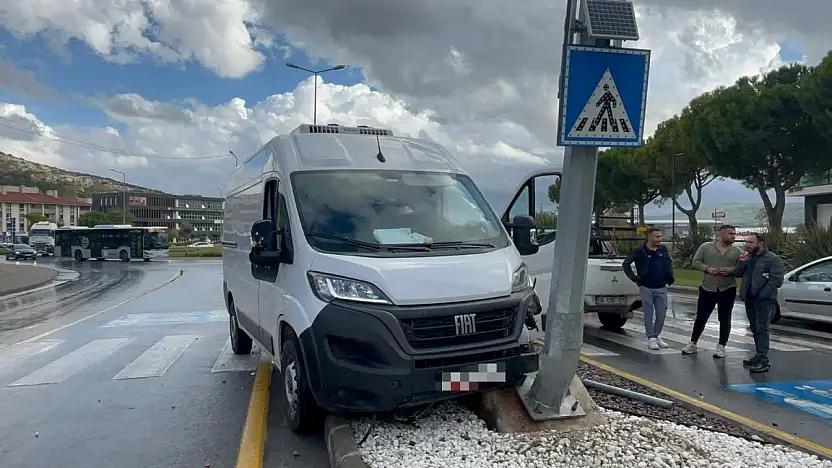 Kontrolden çıkan minibüs direğe çarptı