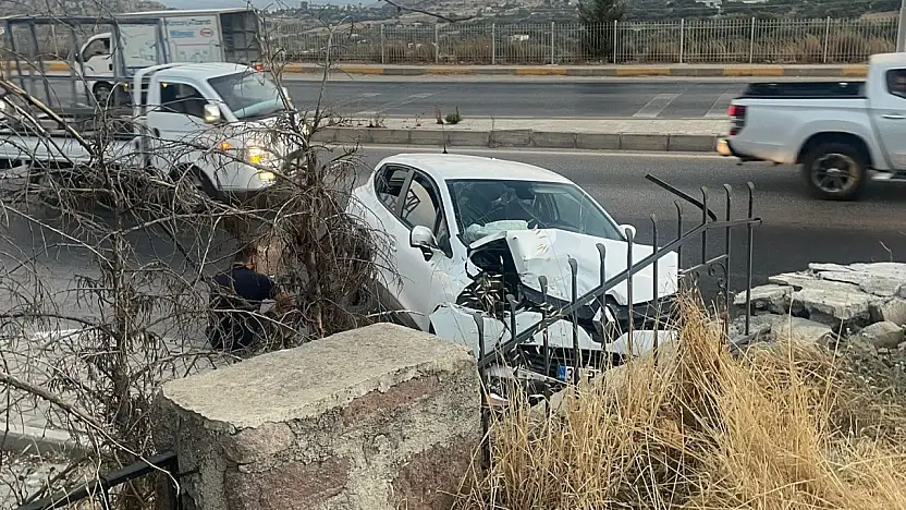 Kontrolden çıkan otomobil duvara çarptı !