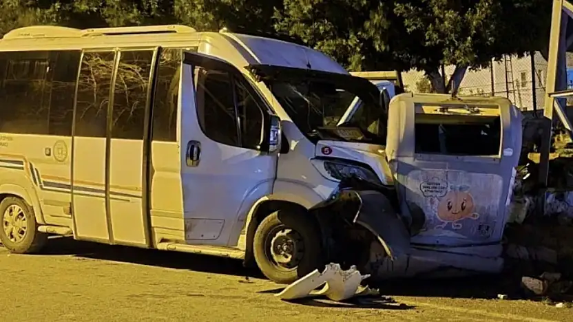 Minibüs çöp konteynere çarptı