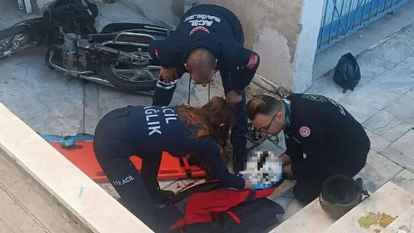 Motosiklet apartman girişine uçtu