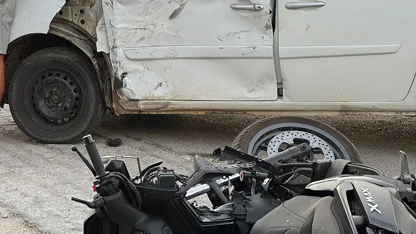 Motosiklet ile hafif ticari araç çarpıştı: 1 ölü