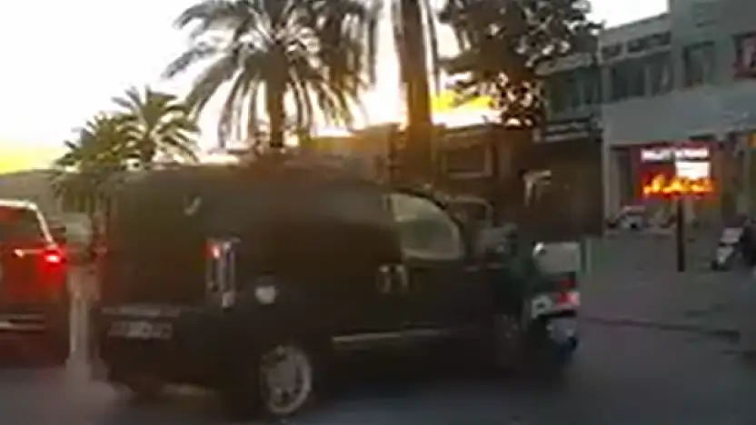 Motosiklet kazası araç kamerasına yansıdı