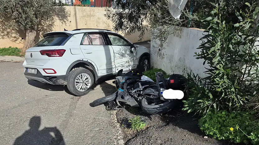 Motosiklet sürücüsü iki araca çarparak yaralandı