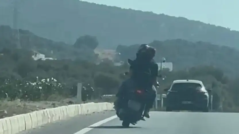 Motosikletlinin tehlikeli yolculuğu kamerada !