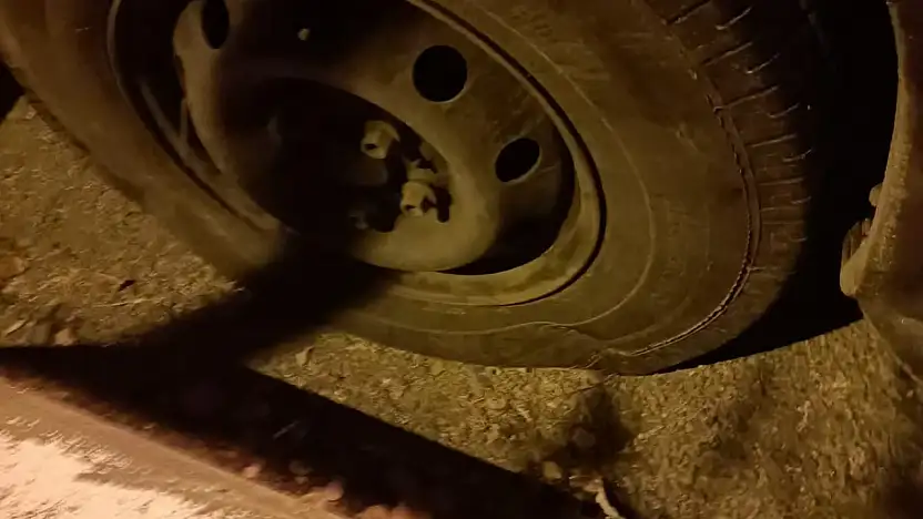 Okul servisinin lastikleri kesildi 16 anaokulu öğrencisi okula geç kaldı