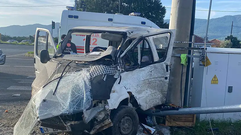 Otobüs ile minibüs çarpıştı  2 yaralı