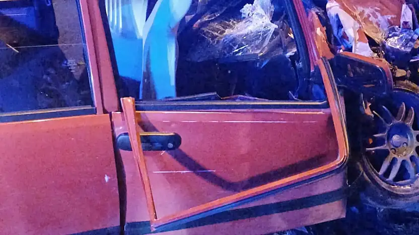 Otomobil direğe çarptı, 4 yaralı