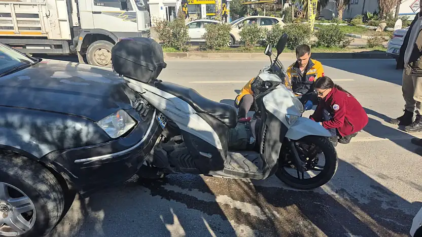 Otomobil motosiklete çarptı