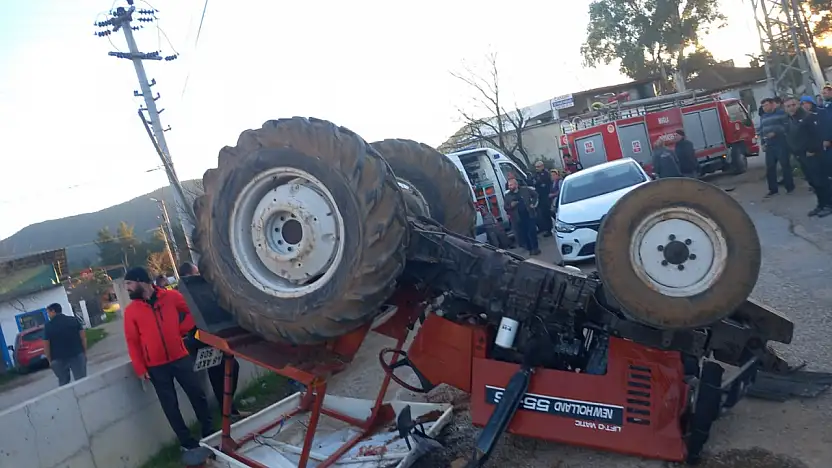 Otomobil traktöre çarptı 2 yaralı