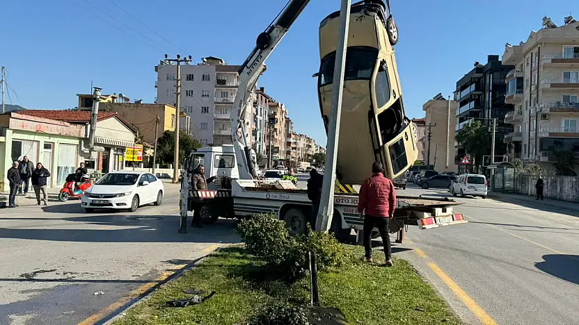 Otomobille çarpışan ticari araç takla attı