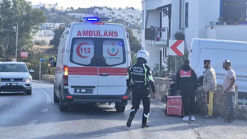 Paket servis motosikleti duvara çarptı  2 yaralı