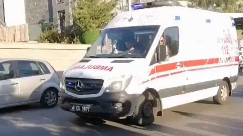 Park halindeki araca çarpan motosikletli yaralandı !