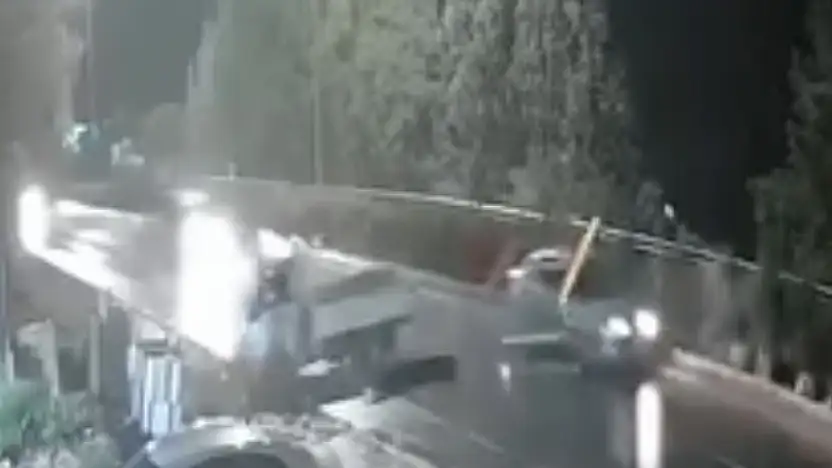 Kanala giren pikabın kaza anı kameralara yansıdı