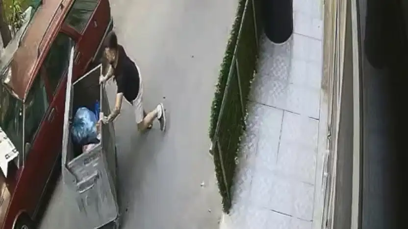Rampadan kayan çöp konteynerini araçla çarpmadan son anda durdurdu !