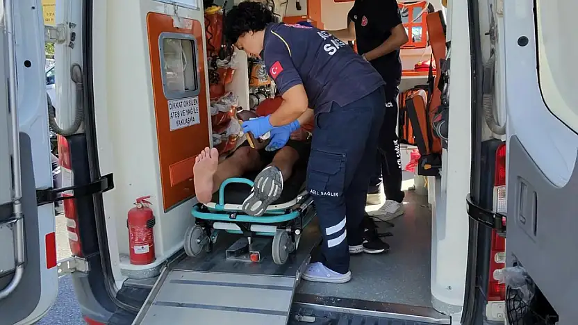 Refüje çarpan motosikletli yaralandı