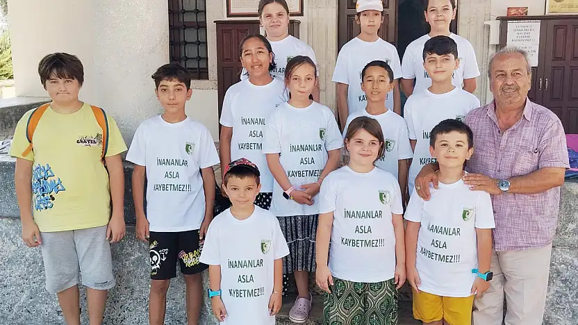 Rıza Karakaya'dan Kuran kursunu tamamlayan çocuklara tişört hediyesi