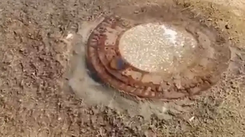 Rögar kapağından taşan atık su denize karıştı