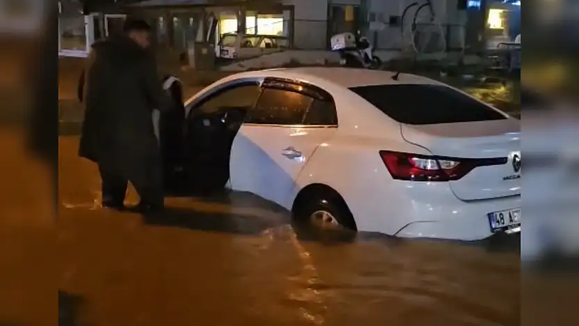 Sağanak Bodrum'u felç etti