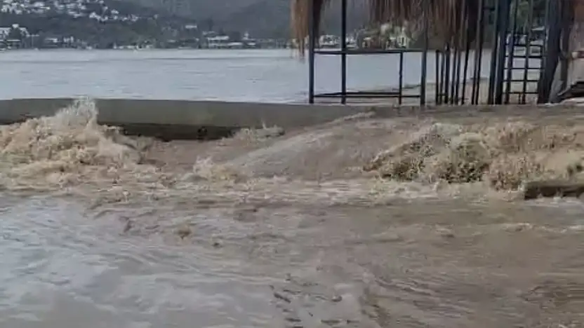 Sağanak yağış sonrası denizin rengi çamura döndü