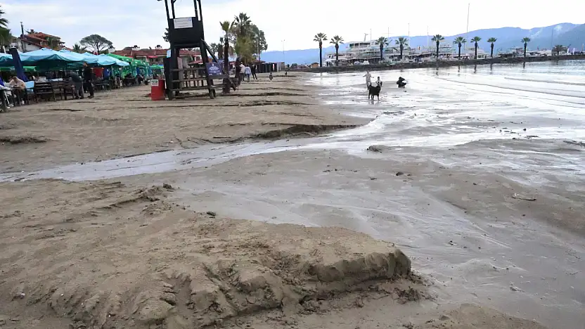 Sahilinde deniz 10 metre çekildi, sahilde adacıklar oluştu