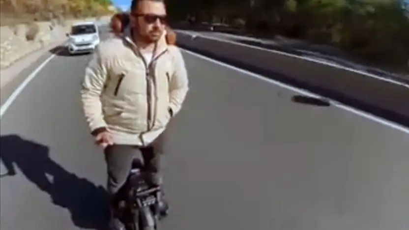 Sakar rampasında tek teker scooter ile tehlikeli yolculuk