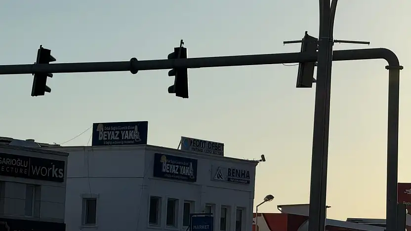 Sallanan Trafik Lambası Panik Yarattı !