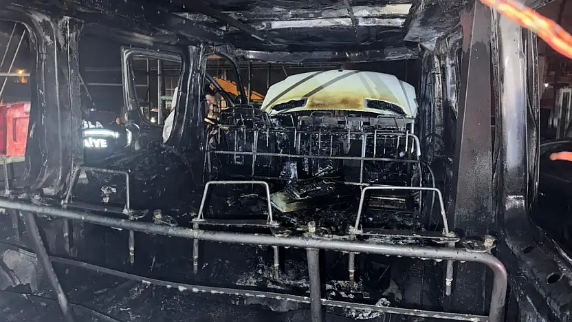 Sanayi sitesi'nde yangın: 4 araç ve 1 iş yeri zarar gördü