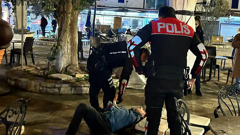 Sandalyelerin arasında yatan şahıs panik yarattı