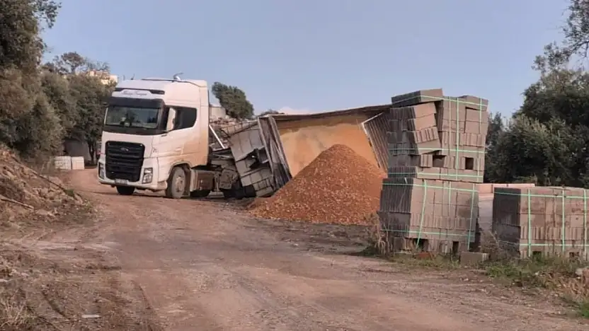 Şantiye Yolunda TIR dorsesi devrildi