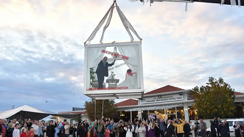 Sıra dışı düğün gelin ve damat cam vitrinde