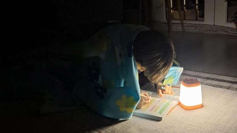 Soğukta elektrik kesintisi isyanı çocuklar battaniyeyle ders başında