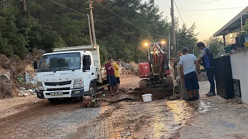 Su borusu patladı ! Ev kullanılamaz hale geldi !