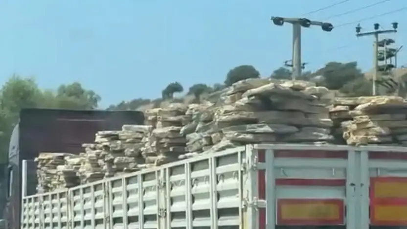 Tehlikeli taş taşımacılığı sürücüleri tedirgin ediyor