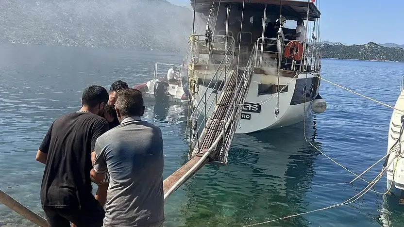 Tersane iskelesinde yangın korkuttu