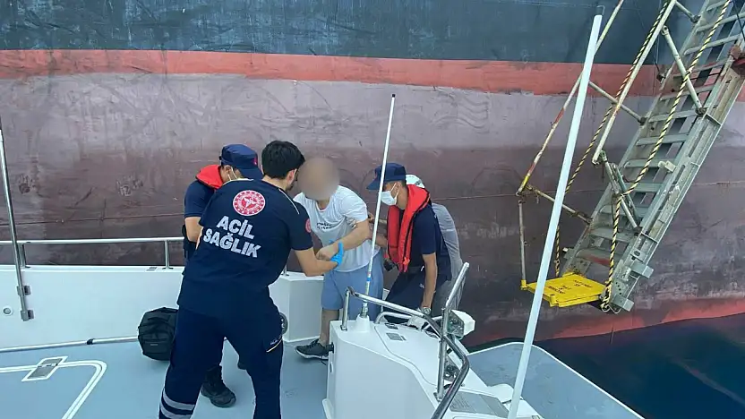 Ticari gemide rahatsızlanan vatandaşa tıbbi tahliye
