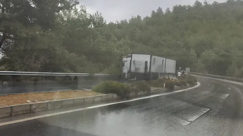 Tır bariyerlere çarptı trafik felç oldu!