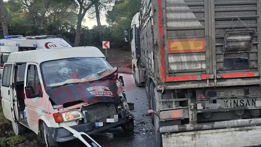TIR ile kamyonet çarpıştı 3 yaralı