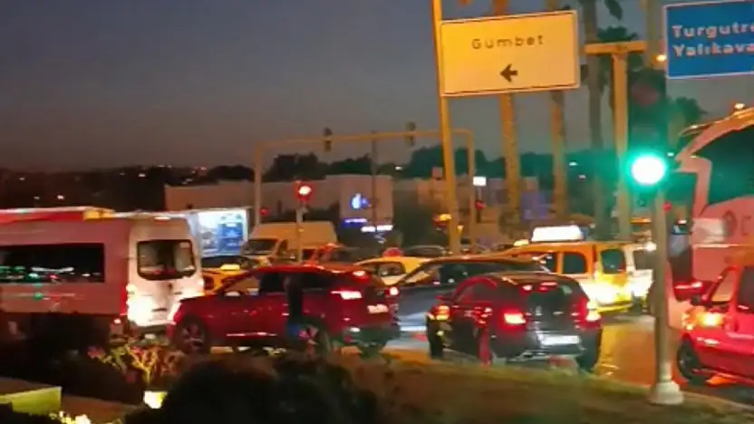 Trafik çilesi bitmiyor ! Gümbet kavşağı yine kilitlendi !