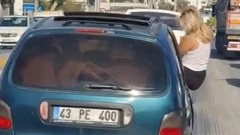 Trafikte tehlikeli hareket kamerada: araç camından sarktı