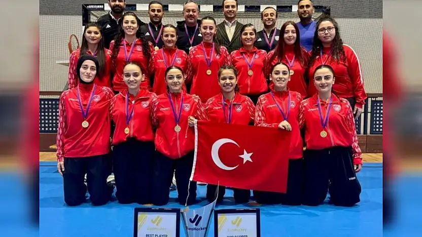 Türkiye Kadın Hokey Milli Takımı şampiyonluk kürsüsünde